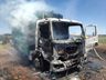 Caminhão da coleta de lixo é destruído por incêndio