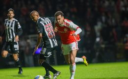 Inter leva gol no último lance e perde para o Atlético-MG em Criciúma