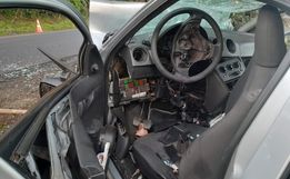 Motorista fica presa nas ferragens ao colisão com árvore na BR-282, em Maravilha