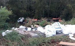Caminhoneiro escapa ileso após carreta capotar em ribanceira na BR-282