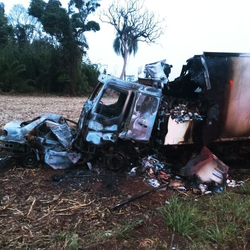 Após colisão, caminhão e carro pegam fogo na BR-158 e uma pessoa morre carbonizada