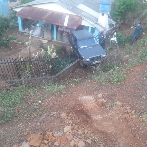 Carro invade terreno de casa após motorista perder controle da direção