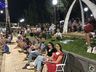 Grande público acompanha o acionamento das luzes de Natal na praça de São João do Oeste