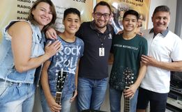 Vídeo: Rádio Oeste FM recebe dupla Lucca e Lorenzo