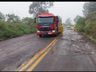 Equipes são acionadas para limpeza de pista na SC-305 após desmoronamento de terra