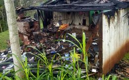 Incêndio danifica residência e veículos no interior de Iporã do Oeste