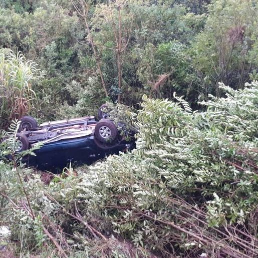 Duas pessoas ficam feridas em capotamento de veículo na BR-282 
