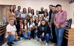 Equipe de futsal feminino de Saltinho é homenageada em sessão solene