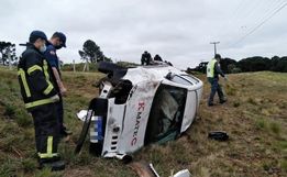 Motorista é encontrado morto ao lado de carro capotado