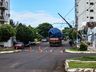 VÍDEO: Caminhão derruba dois postes no centro de São Miguel do Oeste