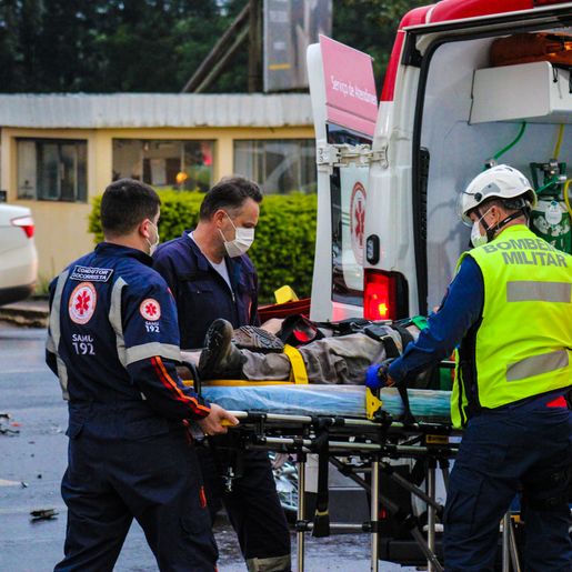 Colisão deixa motociclista ferido na Willy Barth; vídeo