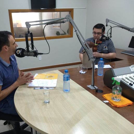 Candidato à reeleição em Guarujá do Sul participa de entrevista na Rádio Cedro