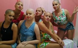 Família raspa cabelo em apoio a jovem com leucemia