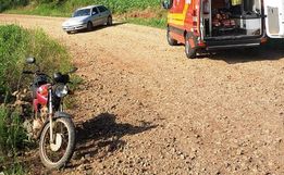 Homem sofre queda de moto e é socorrido com suspeita de traumatismo craniano