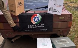 PM apreende carro carregado com 15 caixas de vinho contrabandeado em Campo Erê 