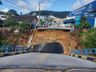 VÍDEO: Ponte desaba em Brusque e caminhão quase cai em rio 