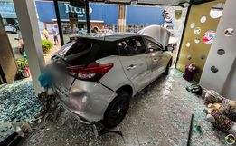 Mulher invade loja com o carro em São Miguel do Oeste; vídeo