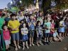 Cedrenses lotam a praça central a espera do Papai Noel em São José do Cedro