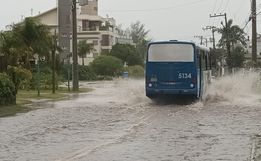 Com mais de 120 milímetros em 24 horas, chuva intensa deixa cidades de SC embaixo d’água