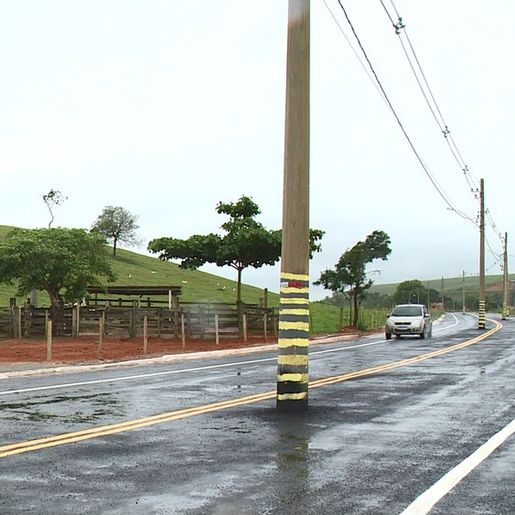 Estrada no Espirito Santo é inaugurada com postes no meio da pista