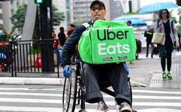 Cadeirante que entrega comidas por aplicativos
