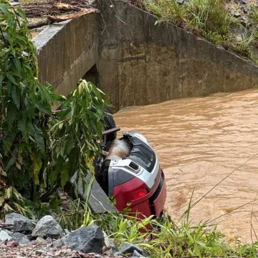 Bebê e casal morrem após carro ser arrastado em enxurrada causada por chuva em Palhoça