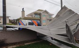 Ciclone causa estragos com chuva forte e ventos de até 122 km/h