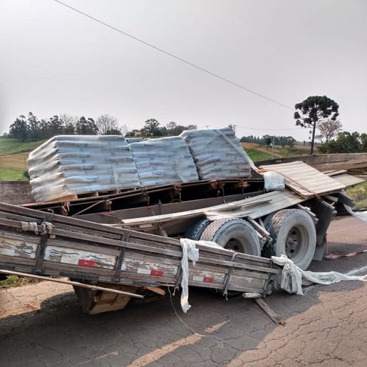 Carroceria de caminhão se rompe e carga fica espalhada na pista