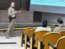 Policiais militares participam de revitalização no auditório da AMERIOS, em Maravilha