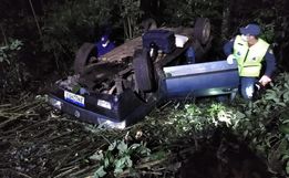 Bombeiros atendem saída de pista seguida de capotamento em Itapiranga 
