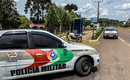 Motociclista passa ao lado de lombada e colide em carro em SMO