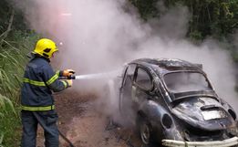Fusca é consumido por fogo em Itapiranga 