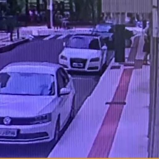 Imagens flagram mulher abandonando bebê em Balneário Camboriú