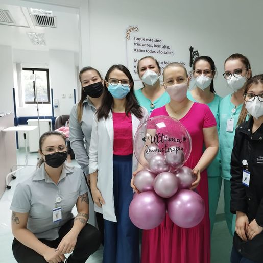 Professora de SMOeste celebra última quimioterapia com mensagem de esperança 