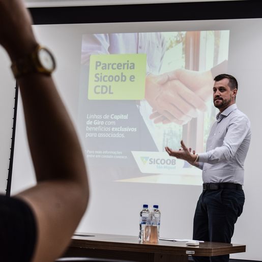 Sicoob e CDL lançam parceria para empresários com valores de até R$ 100 mil