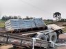 Carroceria de caminhão se rompe e carga fica espalhada na pista