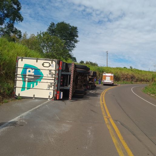Motorista fica ferido após caminhão capotar na SC-161, em Romelândia