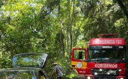 Colisão frontal entre carro e caminhão deixa mulher ferida em Cunha Porã