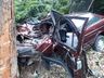 Carro fica destruído após colisão contra árvore na SC-305, em Guaraciaba