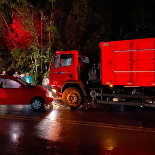 Mulher fica ferida em colisão entre carro e caminhão na SC 496