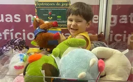 VÍDEO: menino entra em máquina de pelúcias em shopping no Rio de Janeiro