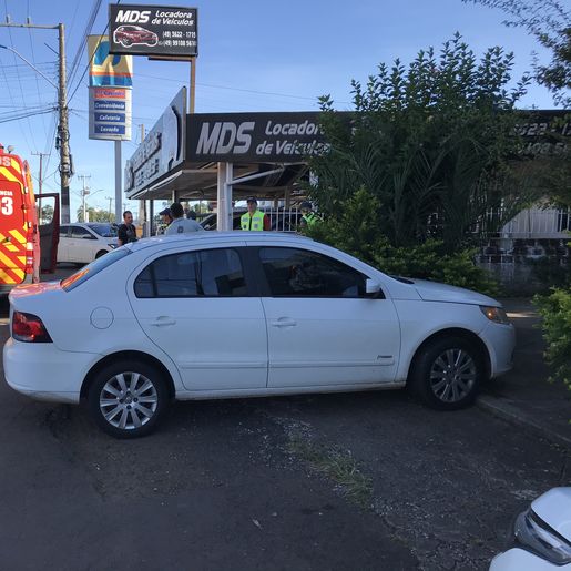 Bombeiros atendem acidente entre carro e moto na Willy Barth 