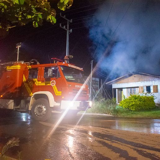 URGENTE: Homem é encontrado morto dentro de residência em chamas
