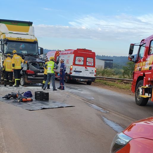 Homem morre após batida entre carro e caminhão na BR-282 em Maravilha