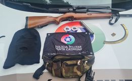 Polícia apreende arma e munições após denúncia de violência doméstica em Riqueza