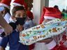 Campanha “Um presente de Natal” reúne crianças para entrega de presentes