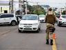 Polícia Militar realiza panfletagem em alusão a campanha “Eles por Elas”