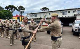 PM recebe em São Miguel do Oeste flâmula alusiva aos 190 anos da PMSC