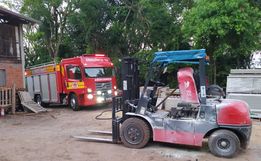 Empilhadeira pega fogo em empresa e mobiliza bombeiros em Itapiranga