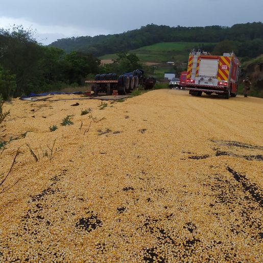 Motorista de caminhão perde controle e sai da pista na SC-160 
